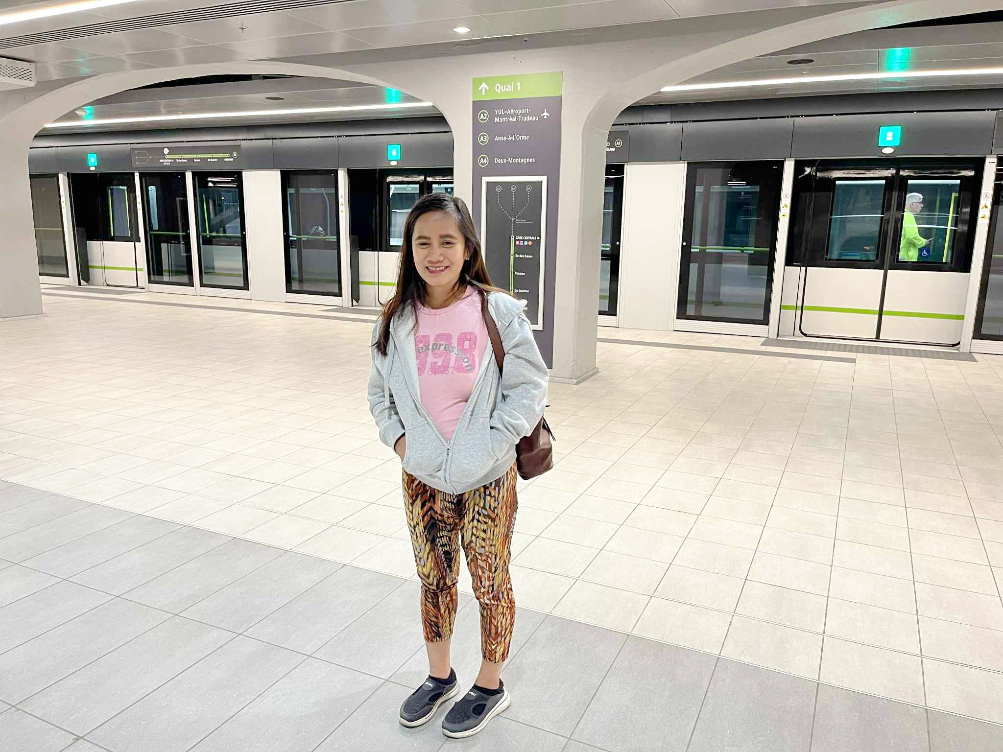 Reopen Ivy Balinario, a woman in Longueuil met at the central station who descended from the REM. She is delighted with the reopening of the service, which will make her spare several minutes on her daily journey.